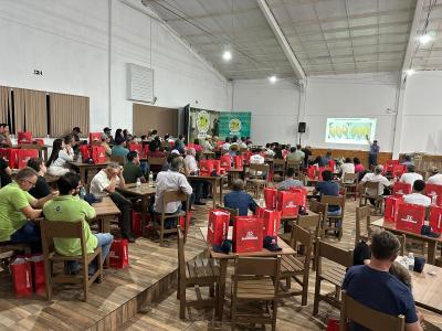 Produtores participam de palestra sobre novas tecnologias em sementes para pastagens na Sociedade Rural de Laranjeiras do Sul